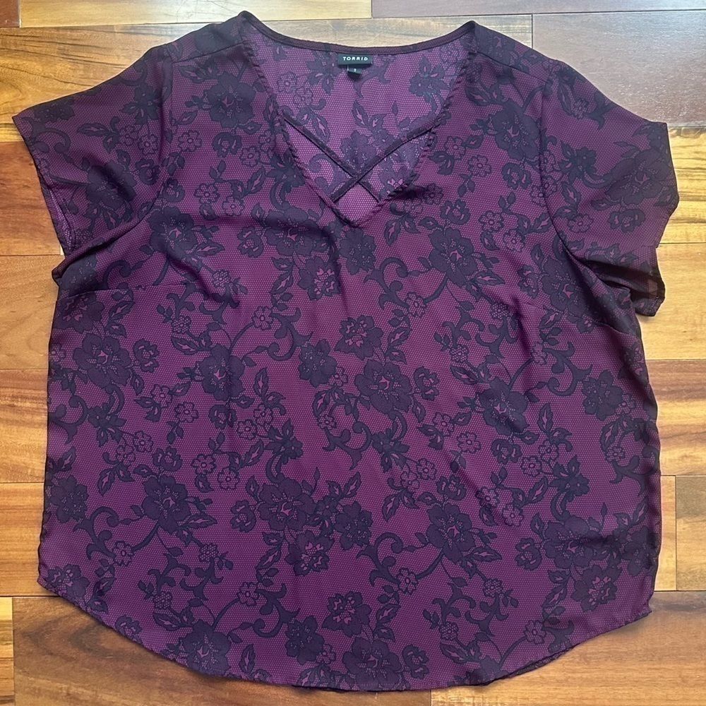 Torrid Purple/Black Snakeskin Floral Print V-Neck Cross Blouse